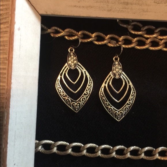 Earrings - Picture 3 of 8